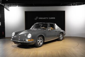À vendre – PORSCHE – 911 912 Targa – 1973 – Slate Grey – 73 900 km – 165 ch – flat-6 2.4 litres Atmo – Transmission : Manuelle – Photo principale – Origine État-unis – Privaty Cars – Commerce de voitures de sport luxe et premium en Charente-Maritime
