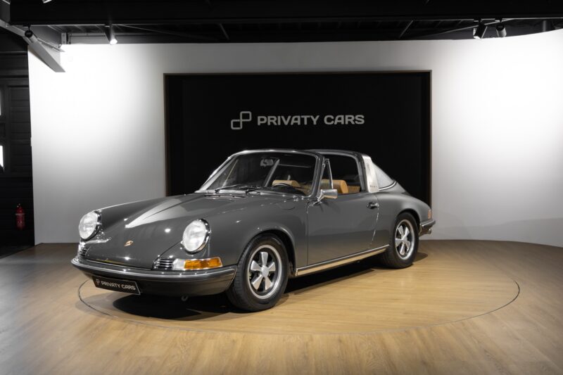 À vendre – PORSCHE – 911 912 Targa – 1973 – Slate Grey – 73 900 km – 165 ch – flat-6 2.4 litres Atmo – Transmission : Manuelle – Photo principale – Origine État-unis – Privaty Cars – Commerce de voitures de sport luxe et premium en Charente-Maritime