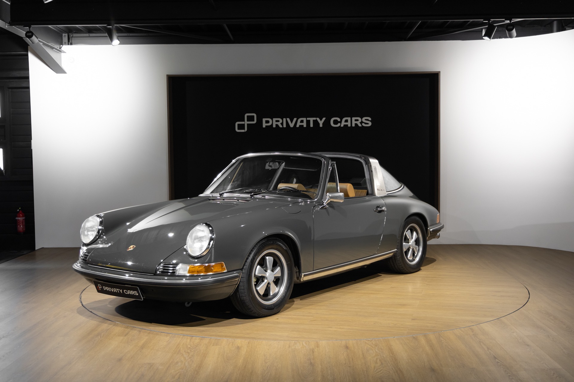 À vendre – PORSCHE – 911 912 Targa – 1973 – Slate Grey – 73 900 km – 165 ch – flat-6 2.4 litres Atmo – Transmission : Manuelle – Photo principale – Origine État-unis – Privaty Cars – Commerce de voitures de sport luxe et premium en Charente-Maritime