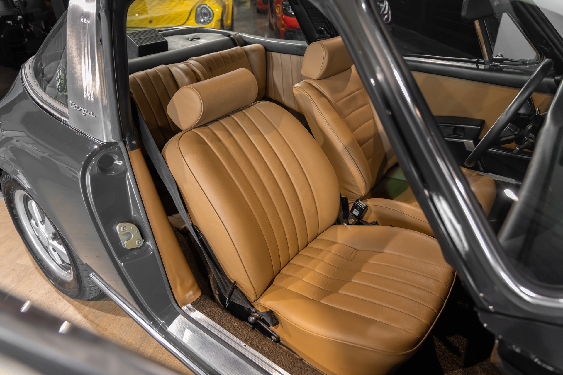Sièges – PORSCHE – 911 912 Targa – 1973 – Slate Grey – 73 900 km – 165 ch – flat-6 2.4 litres Atmo – Transmission : Manuelle – Origine État-unis – Privaty Cars – Commerce de voitures de sport luxe et premium dans l’Ouest de la France