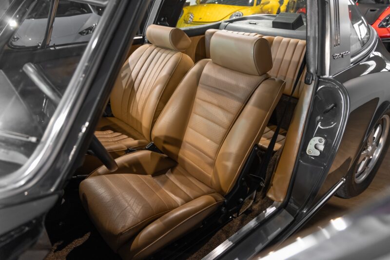 Sièges – PORSCHE – 911 912 Targa – 1973 – Slate Grey – 73 900 km – 165 ch – flat-6 2.4 litres Atmo – Transmission : Manuelle – Origine État-unis – Privaty Cars – Service de courtage et recherche automobile premium dans l’Ouest de la France