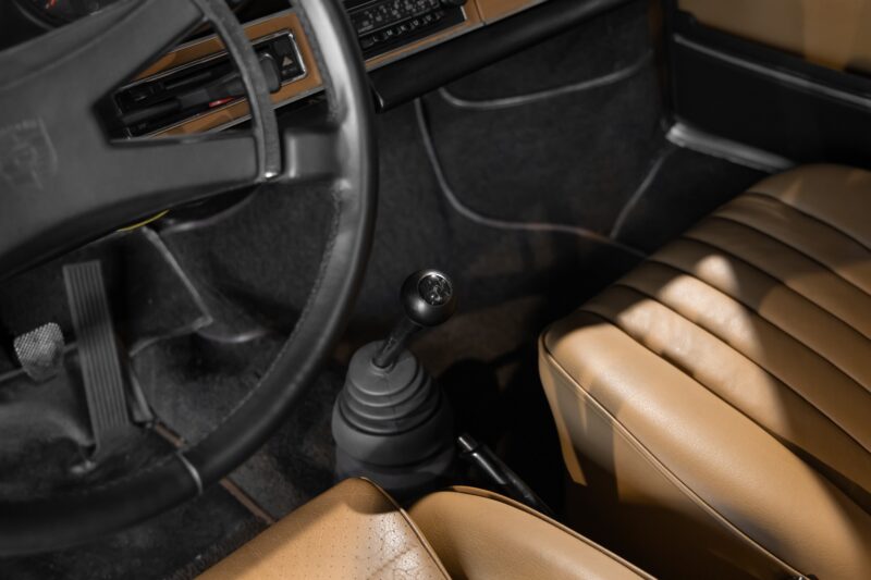 Levier de vitesses en cuir – PORSCHE – 911 912 Targa – 1973 – Slate Grey – 73 900 km – 165 ch – flat-6 2.4 litres Atmo – Transmission : Manuelle – Origine État-unis – Privaty Cars – Recherche de supercars hors marché près de Poitiers