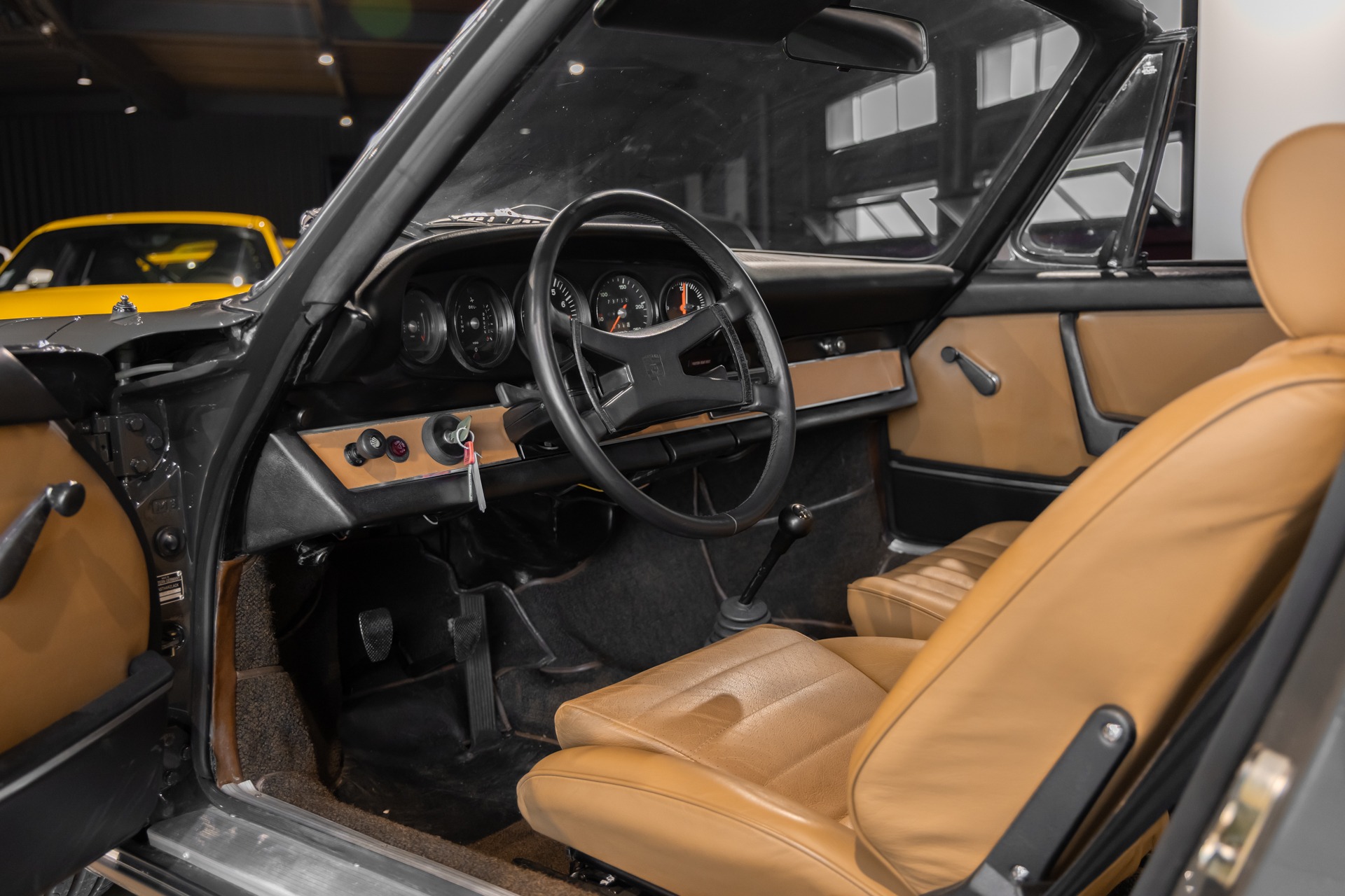Tableau de bord – PORSCHE – 911 912 Targa – 1973 – Slate Grey – 73 900 km – 165 ch – flat-6 2.4 litres Atmo – Transmission : Manuelle – Origine État-unis – Privaty Cars – Rachat de Porsche et Ferrari d’occasion en Charente-Maritime