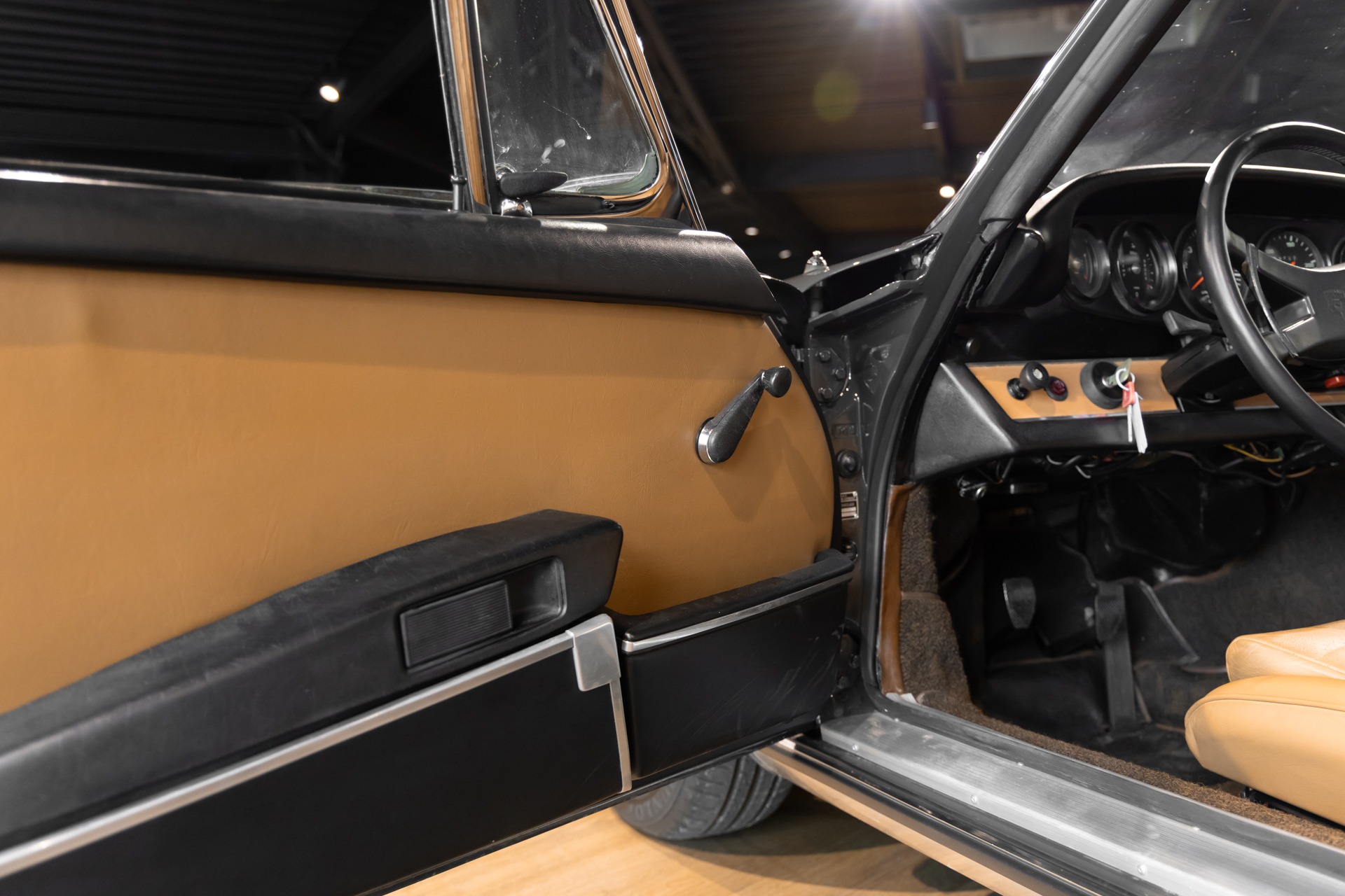Tableau de bord – PORSCHE – 911 912 Targa – 1973 – Slate Grey – 73 900 km – 165 ch – flat-6 2.4 litres Atmo – Transmission : Manuelle – Origine État-unis – Privaty Cars – Spécialiste des supercars d’occasion dans l’Ouest de la France