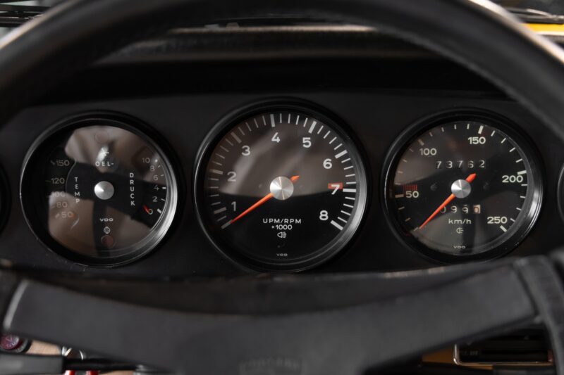Volant – PORSCHE – 911 912 Targa – 1973 – Slate Grey – 73 900 km – 165 ch – flat-6 2.4 litres Atmo – Transmission : Manuelle – Origine État-unis – Privaty Cars – Estimation et rachat de véhicules haut de gamme près de Poitiers