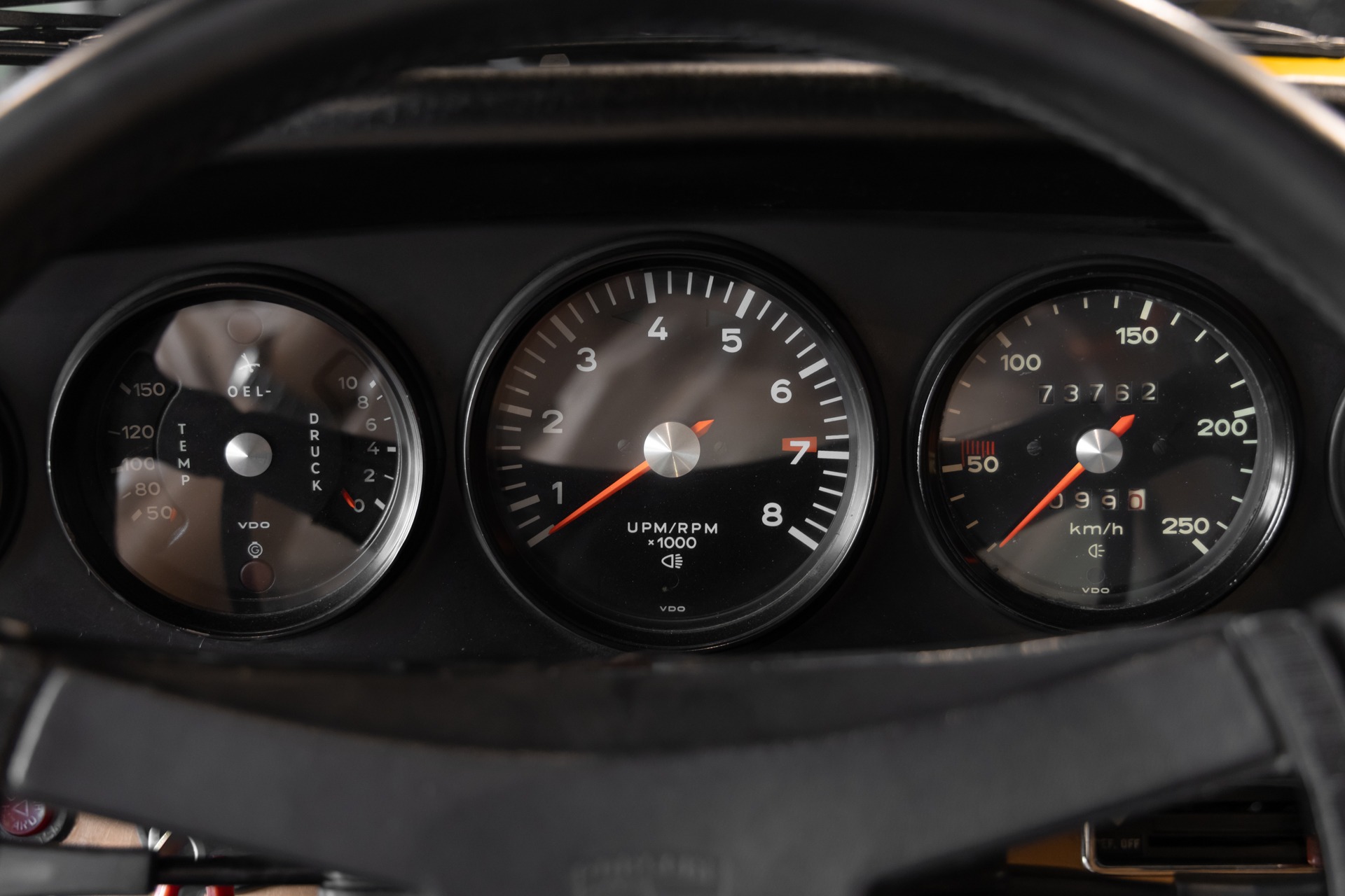 Volant – PORSCHE – 911 912 Targa – 1973 – Slate Grey – 73 900 km – 165 ch – flat-6 2.4 litres Atmo – Transmission : Manuelle – Origine État-unis – Privaty Cars – Estimation et rachat de véhicules haut de gamme près de Poitiers