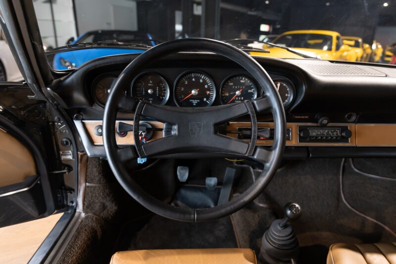 Volant – PORSCHE – 911 912 Targa – 1973 – Slate Grey – 73 900 km – 165 ch – flat-6 2.4 litres Atmo – Transmission : Manuelle – Origine État-unis – Privaty Cars – Conciergerie automobile pour véhicules de sport à 2 heures de Paris en TGV