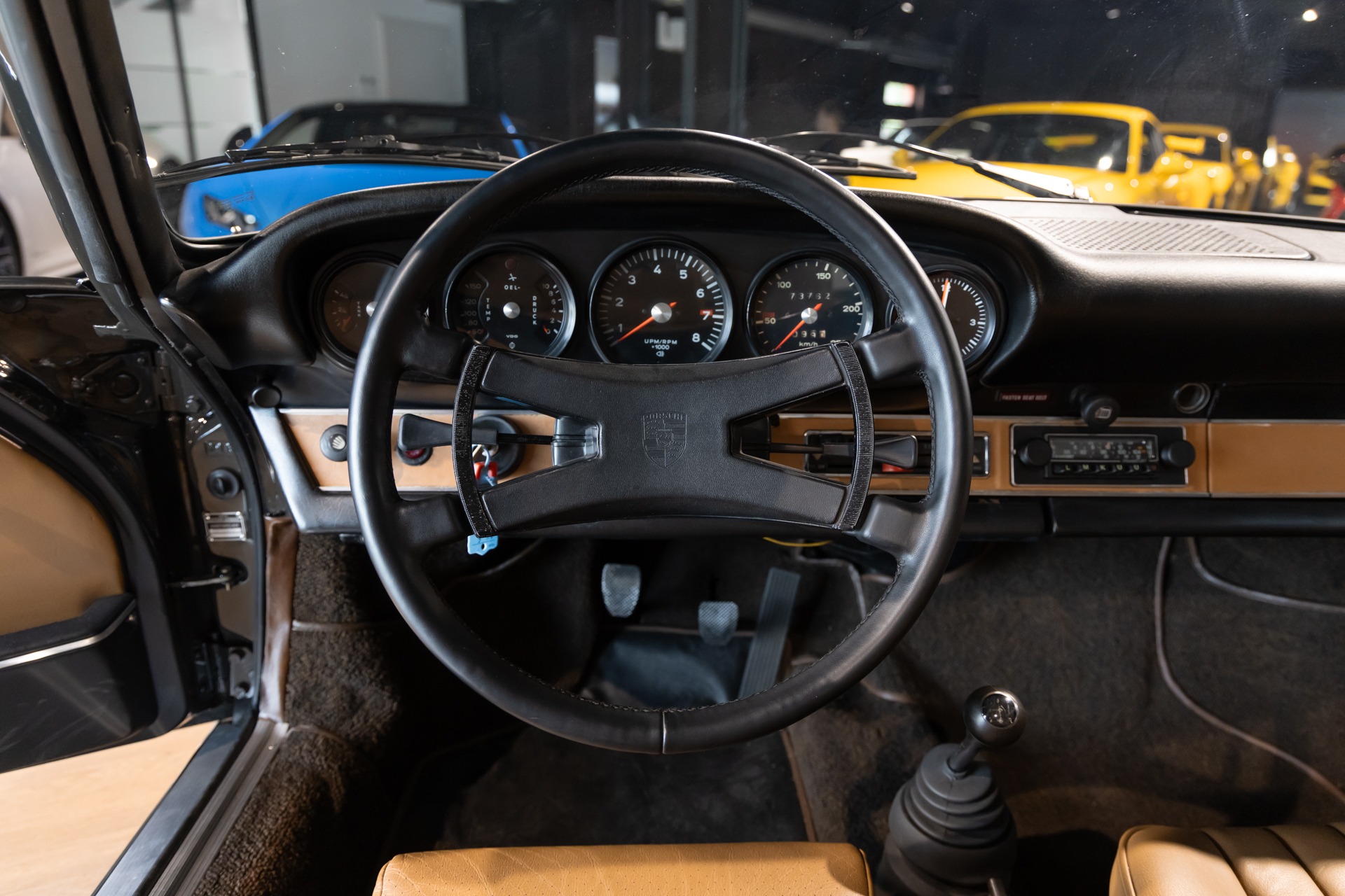 Volant – PORSCHE – 911 912 Targa – 1973 – Slate Grey – 73 900 km – 165 ch – flat-6 2.4 litres Atmo – Transmission : Manuelle – Origine État-unis – Privaty Cars – Conciergerie automobile pour véhicules de sport à 2 heures de Paris en TGV