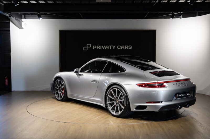 Vue arrière avec double sortie d'échappement – PORSCHE – 911 991.2 Carrera 4s – 2016 – Gris Argent GT – 45 900 km – 420 ch – Flat 6 bi-turbo – Transmission : Séquentielle – Origine Allemagne – Privaty Cars – Reprise de voitures de sport et collection à La Rochelle