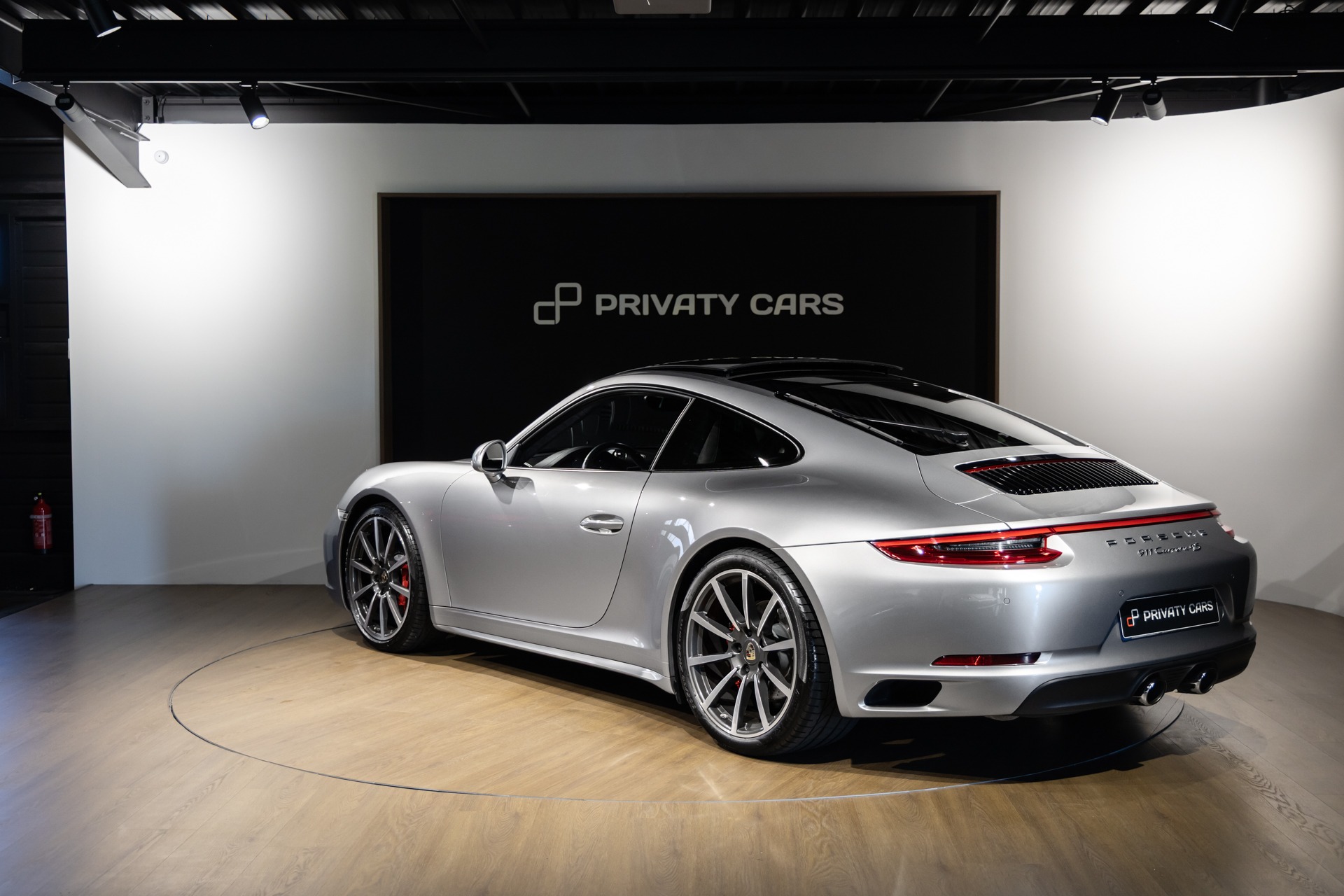 Vue arrière avec double sortie d'échappement – PORSCHE – 911 991.2 Carrera 4s – 2016 – Gris Argent GT – 45 900 km – 420 ch – Flat 6 bi-turbo – Transmission : Séquentielle – Origine Allemagne – Privaty Cars – Reprise de voitures de sport et collection à La Rochelle