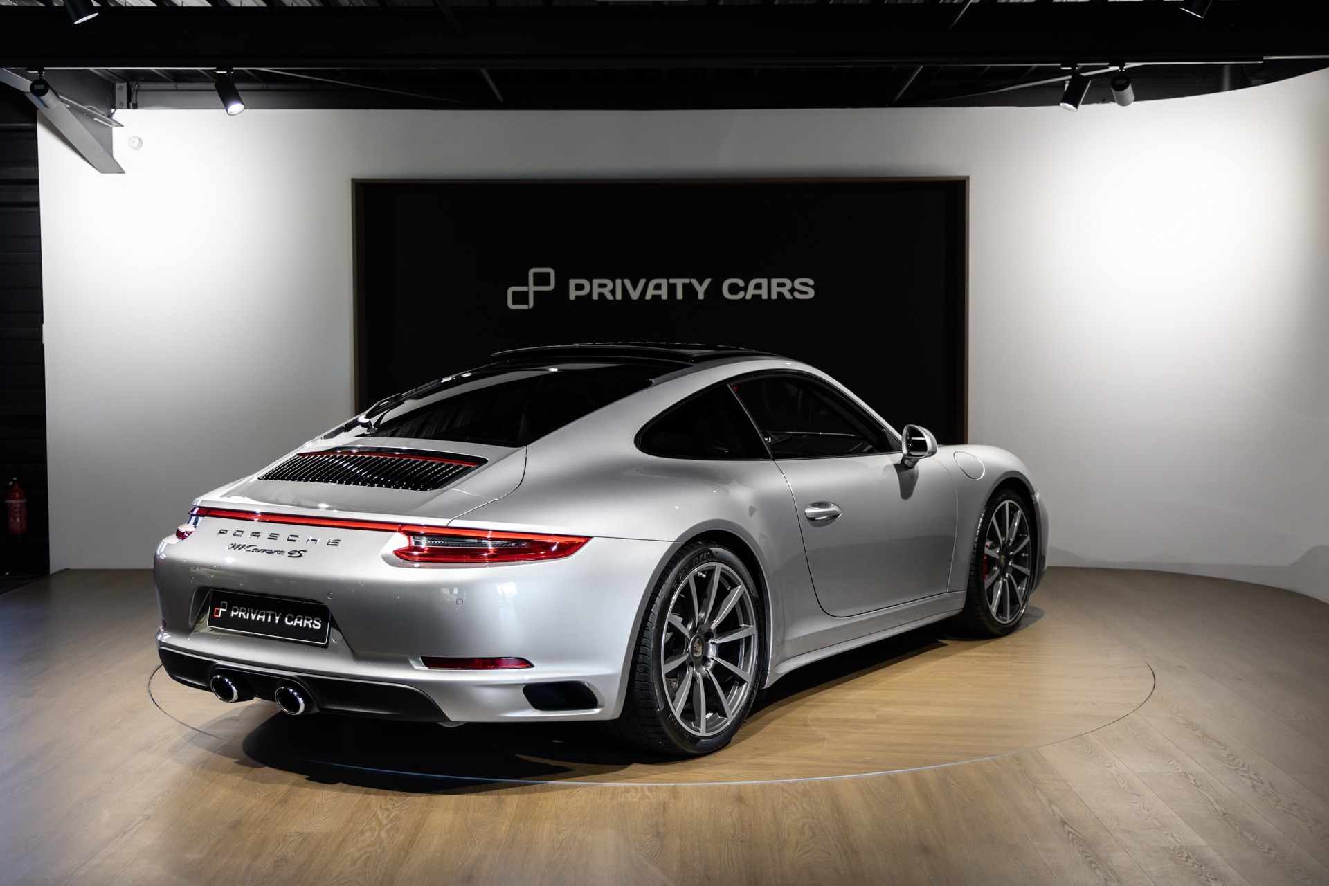 Vue arrière avec double sortie d'échappement – PORSCHE – 911 991.2 Carrera 4s – 2016 – Gris Argent GT – 45 900 km – 420 ch – Flat 6 bi-turbo – Transmission : Séquentielle – Origine Allemagne – Privaty Cars – Expertise et vente de modèles Super Sport en Nouvelle-Aquitaine