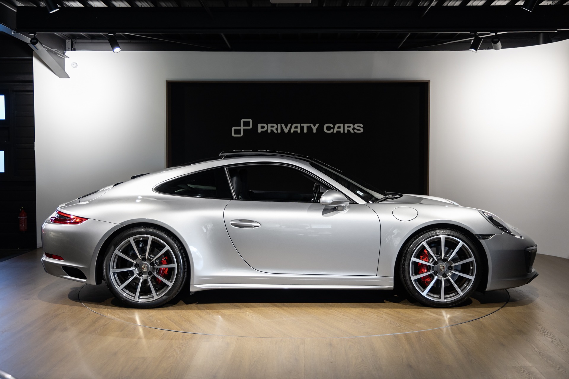 Vue latérale avec jantes sportives – PORSCHE – 911 991.2 Carrera 4s – 2016 – Gris Argent GT – 45 900 km – 420 ch – Flat 6 bi-turbo – Transmission : Séquentielle – Origine Allemagne – Privaty Cars – Dépôt-vente de véhicules PORSCHE près de Poitiers
