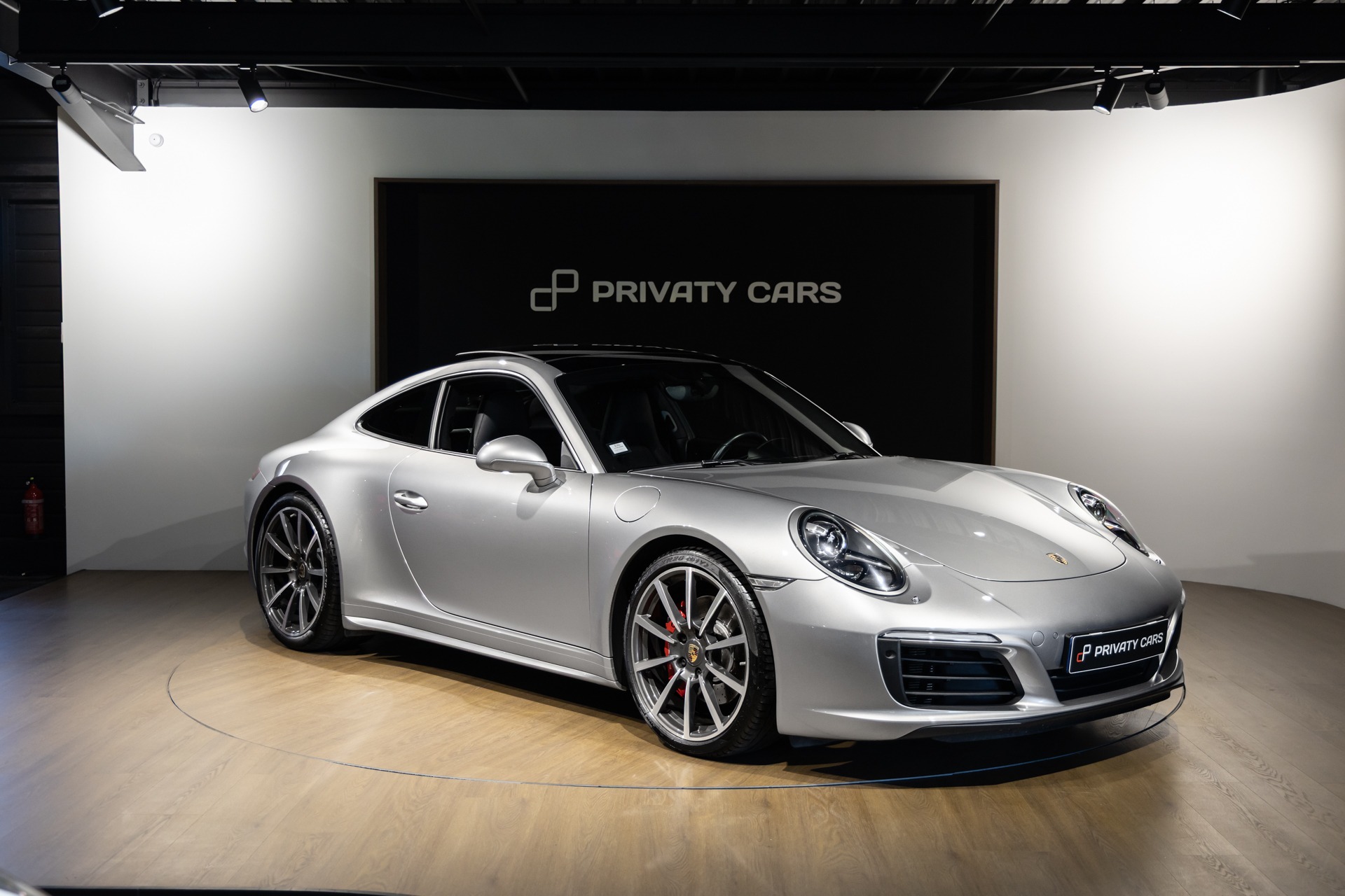 Vue latérale avec jantes sportives – PORSCHE – 911 991.2 Carrera 4s – 2016 – Gris Argent GT – 45 900 km – 420 ch – Flat 6 bi-turbo – Transmission : Séquentielle – Origine Allemagne – Privaty Cars – Spécialiste indépendant Porsche, Ferrari et McLaren en Nouvelle-Aquitaine