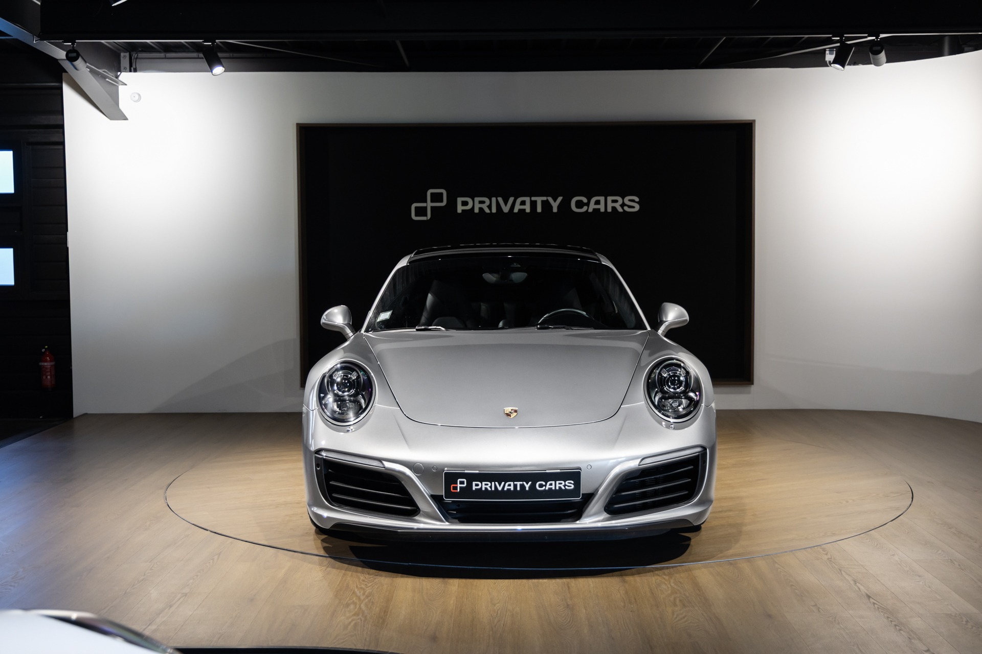 Vue avant avec phares ronds – PORSCHE – 911 991.2 Carrera 4s – 2016 – Gris Argent GT – 45 900 km – 420 ch – Flat 6 bi-turbo – Transmission : Séquentielle – Origine Allemagne – Privaty Cars – Courtage automobile PORSCHE à 2 heures de Paris en TGV