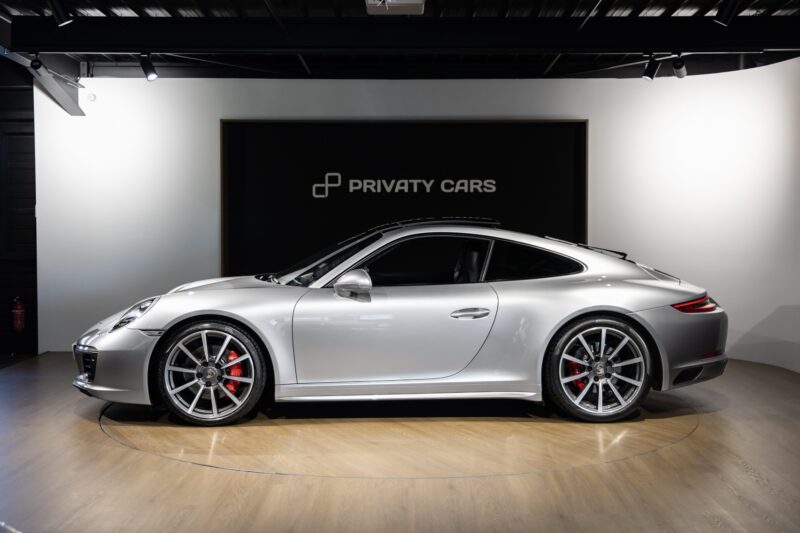 Vue latérale avec jantes sportives – PORSCHE – 911 991.2 Carrera 4s – 2016 – Gris Argent GT – 45 900 km – 420 ch – Flat 6 bi-turbo – Transmission : Séquentielle – Origine Allemagne – Privaty Cars – Courtage automobile pour véhicules exclusifs à 2 heures de Paris en TGV