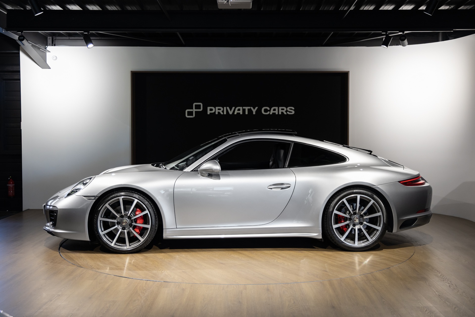 Vue latérale avec jantes sportives – PORSCHE – 911 991.2 Carrera 4s – 2016 – Gris Argent GT – 45 900 km – 420 ch – Flat 6 bi-turbo – Transmission : Séquentielle – Origine Allemagne – Privaty Cars – Courtage automobile pour véhicules exclusifs à 2 heures de Paris en TGV