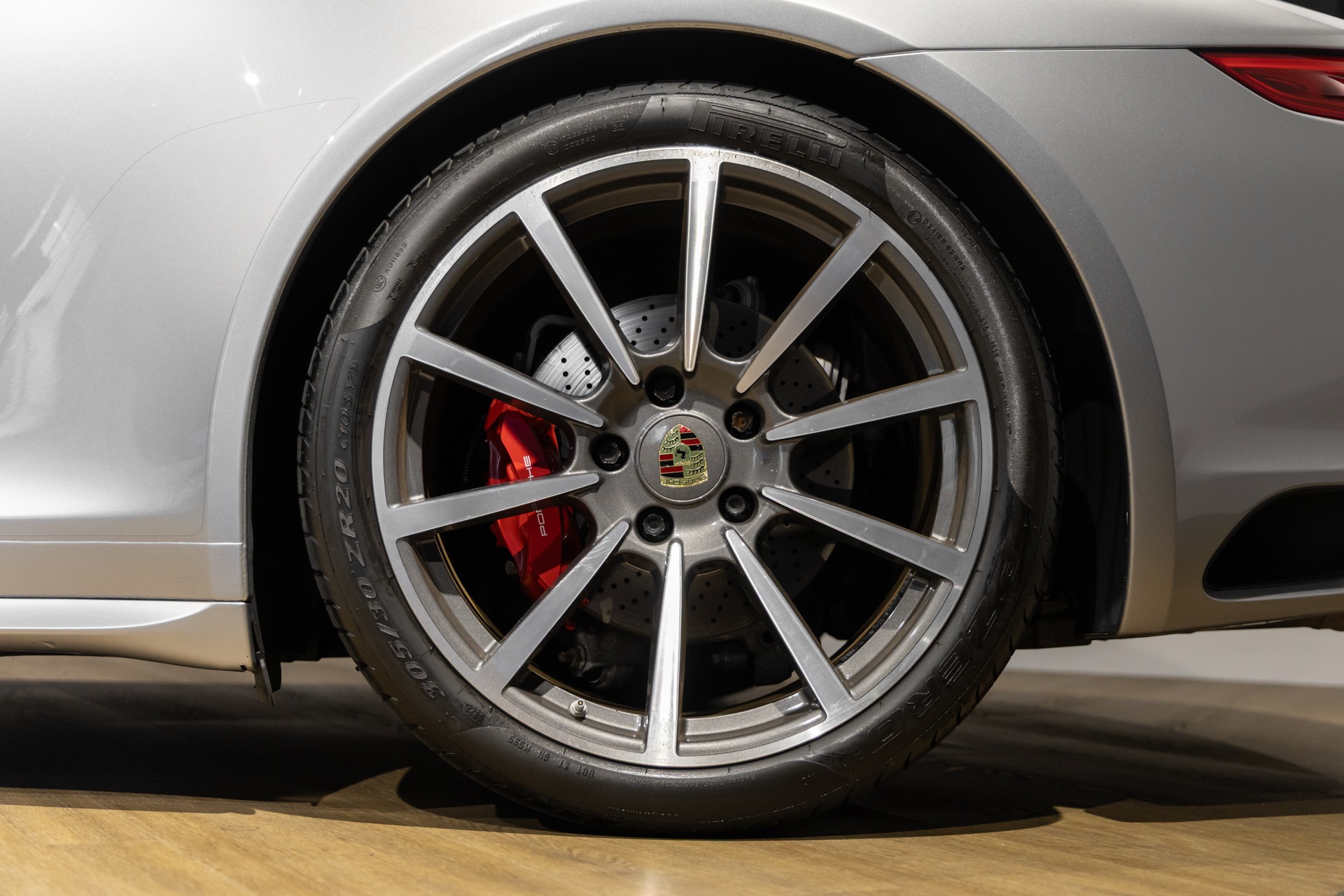 Jantes – PORSCHE – 911 991.2 Carrera 4s – 2016 – Gris Argent GT – 45 900 km – 420 ch – Flat 6 bi-turbo – Transmission : Séquentielle – Origine Allemagne – Privaty Cars – Mandat de vente pour automobiles de luxe en Nouvelle-Aquitaine