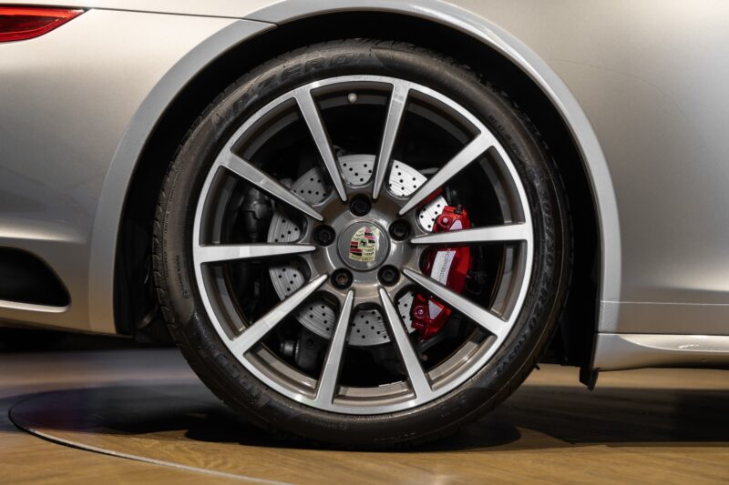 Jantes – PORSCHE – 911 991.2 Carrera 4s – 2016 – Gris Argent GT – 45 900 km – 420 ch – Flat 6 bi-turbo – Transmission : Séquentielle – Origine Allemagne – Privaty Cars – Négoce de véhicules GT et sportives d’exception proche de Bordeaux