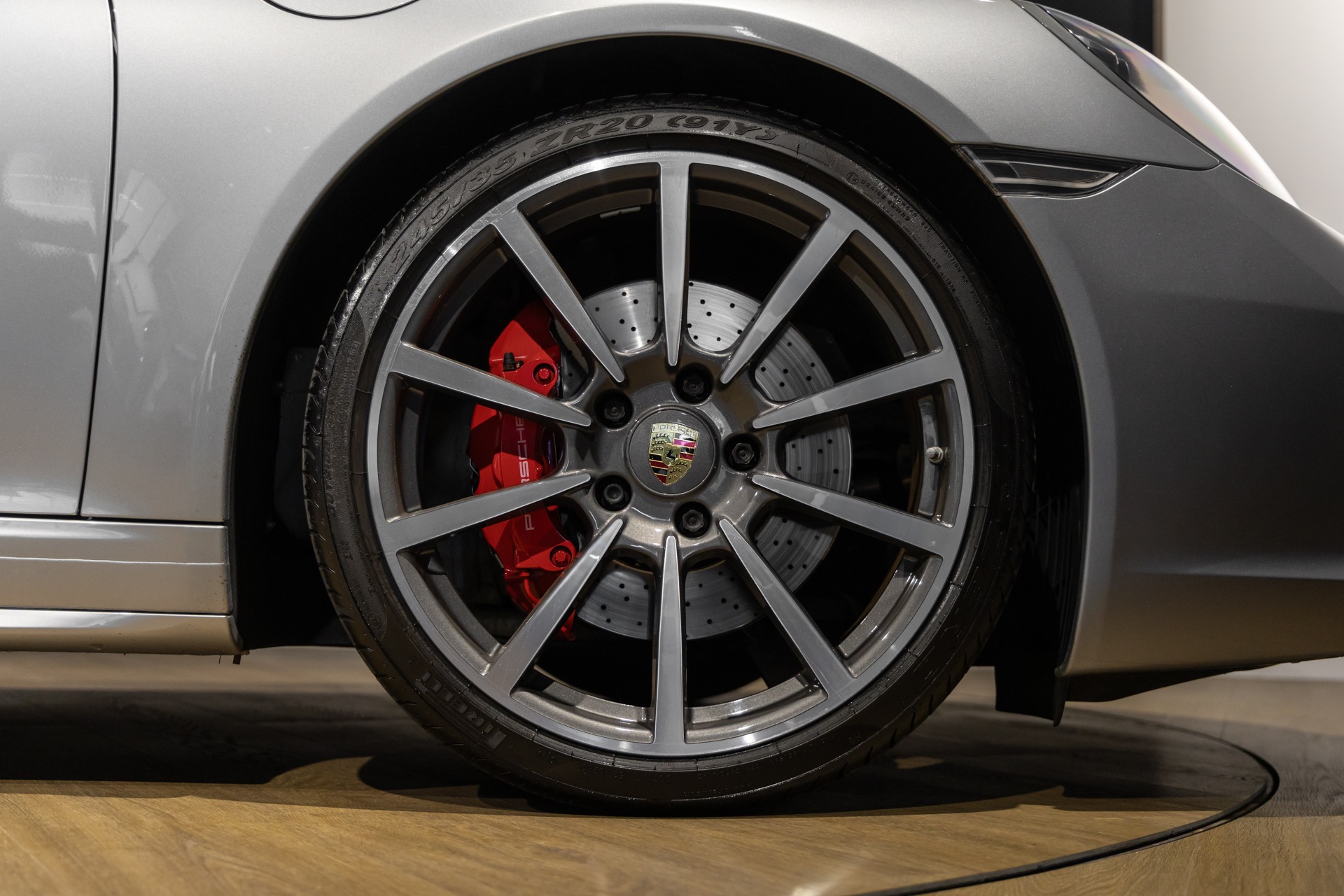 Jantes – PORSCHE – 911 991.2 Carrera 4s – 2016 – Gris Argent GT – 45 900 km – 420 ch – Flat 6 bi-turbo – Transmission : Séquentielle – Origine Allemagne – Privaty Cars – Recherche de supercars hors marché dans l’Ouest de la France