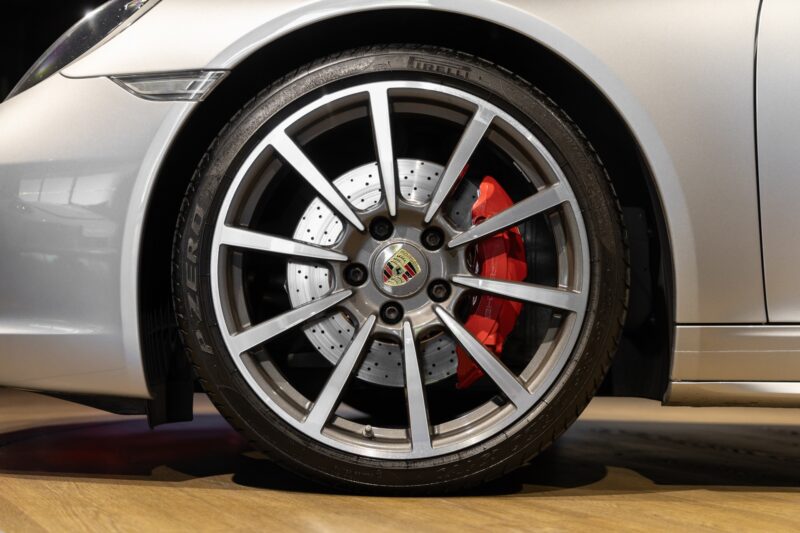 Jantes avec étriers de frein rouges – PORSCHE – 911 991.2 Carrera 4s – 2016 – Gris Argent GT – 45 900 km – 420 ch – Flat 6 bi-turbo – Transmission : Séquentielle – Origine Allemagne – Privaty Cars – Véhicules de sport et de luxe d’occasion en Nouvelle-Aquitaine