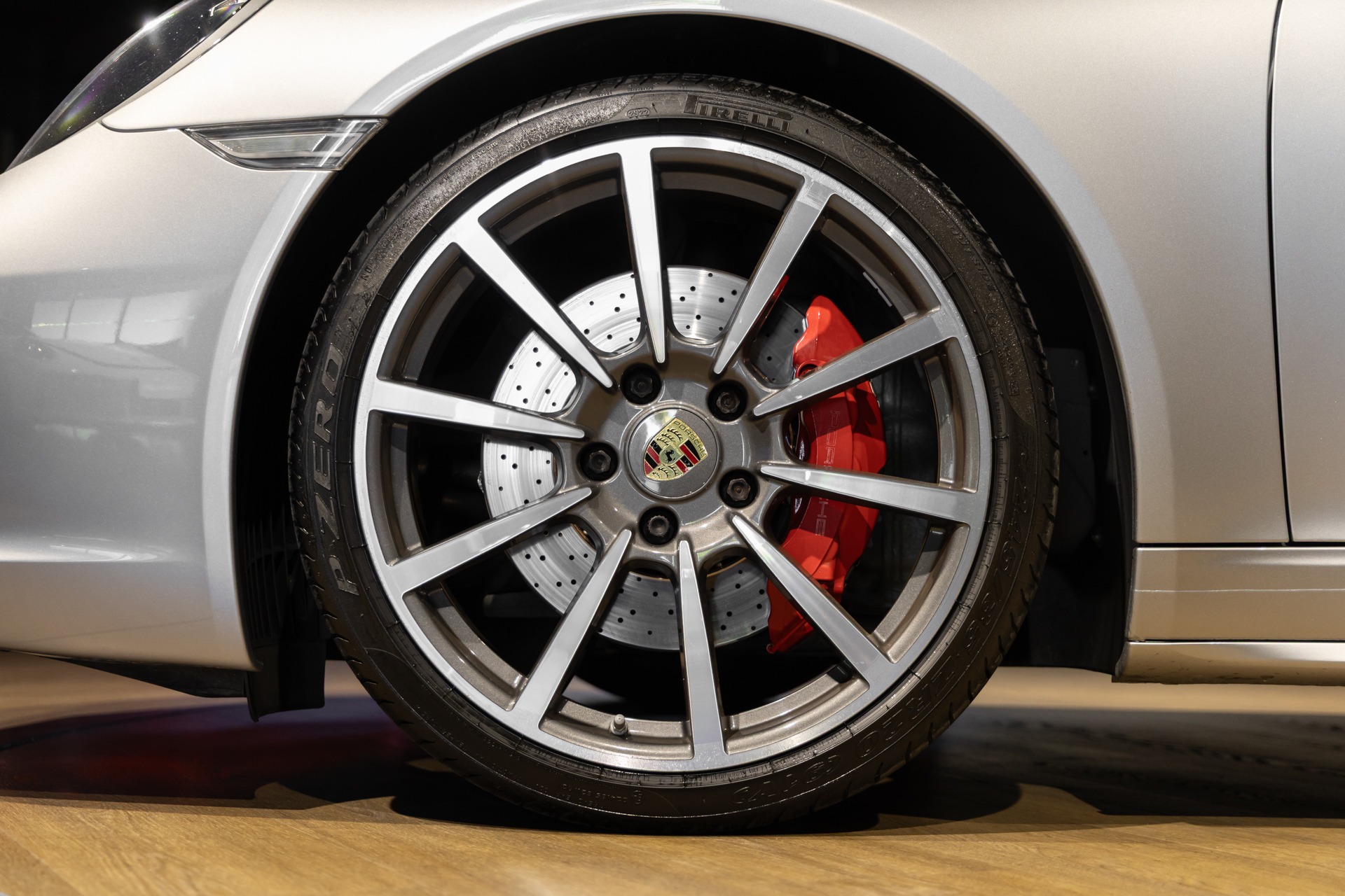 Jantes avec étriers de frein rouges – PORSCHE – 911 991.2 Carrera 4s – 2016 – Gris Argent GT – 45 900 km – 420 ch – Flat 6 bi-turbo – Transmission : Séquentielle – Origine Allemagne – Privaty Cars – Véhicules de sport et de luxe d’occasion en Nouvelle-Aquitaine