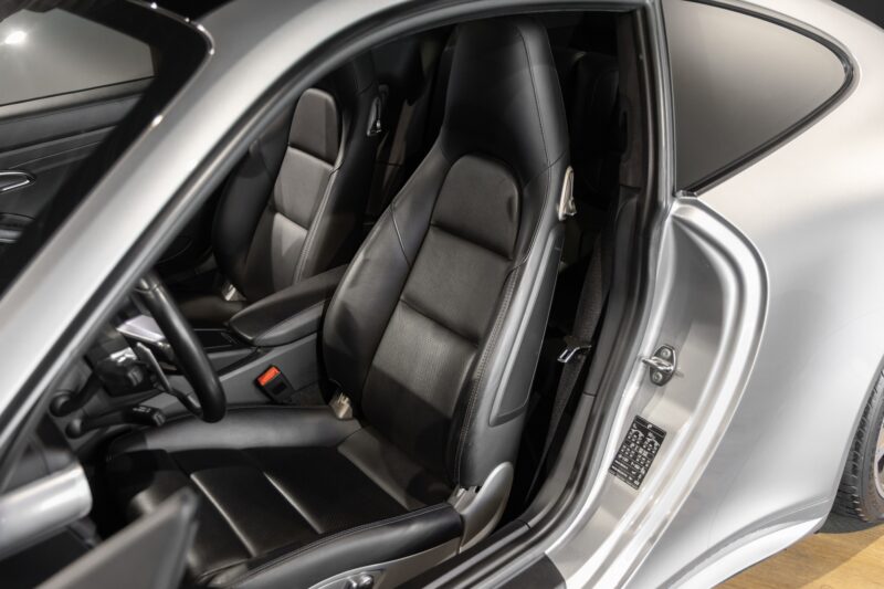 Sièges – PORSCHE – 911 991.2 Carrera 4s – 2016 – Gris Argent GT – 45 900 km – 420 ch – Flat 6 bi-turbo – Transmission : Séquentielle – Origine Allemagne – Privaty Cars – Négoce de véhicules GT et sportives d’exception entre Bordeaux et Nantes