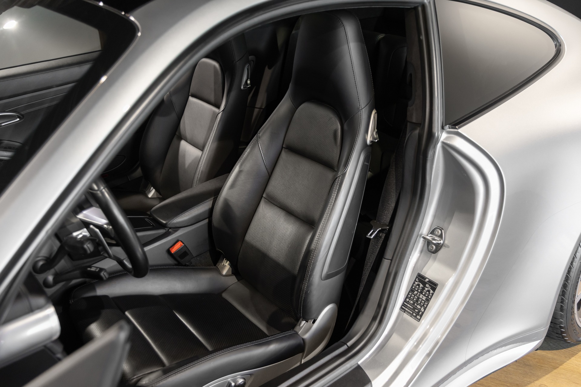 Sièges – PORSCHE – 911 991.2 Carrera 4s – 2016 – Gris Argent GT – 45 900 km – 420 ch – Flat 6 bi-turbo – Transmission : Séquentielle – Origine Allemagne – Privaty Cars – Négoce de véhicules GT et sportives d’exception entre Bordeaux et Nantes