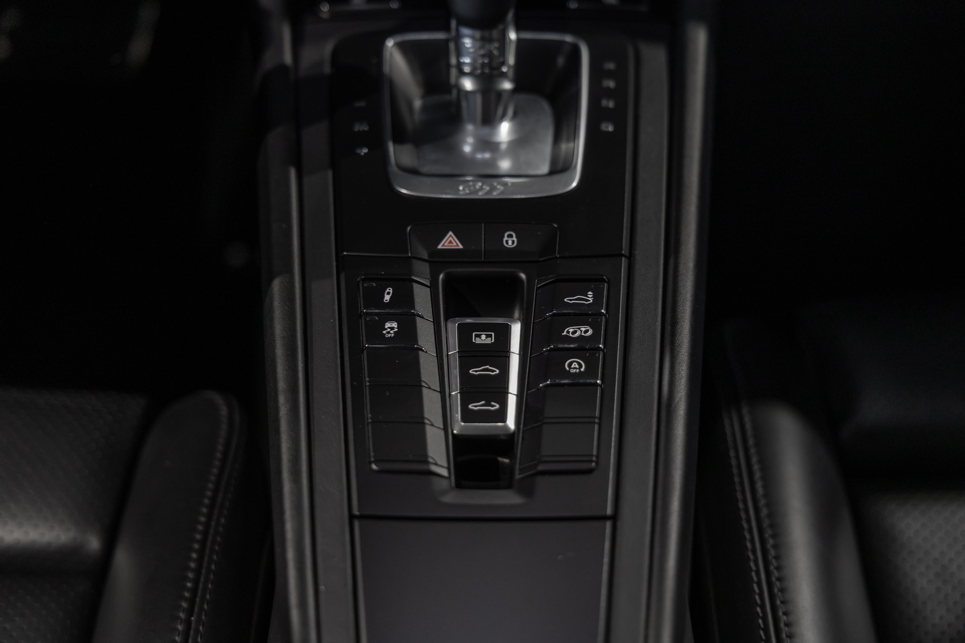 Console centrale avec commandes intégrées – PORSCHE – 911 991.2 Carrera 4s – 2016 – Gris Argent GT – 45 900 km – 420 ch – Flat 6 bi-turbo – Transmission : Séquentielle – Origine Allemagne – Privaty Cars – Courtage automobile PORSCHE en Nouvelle-Aquitaine