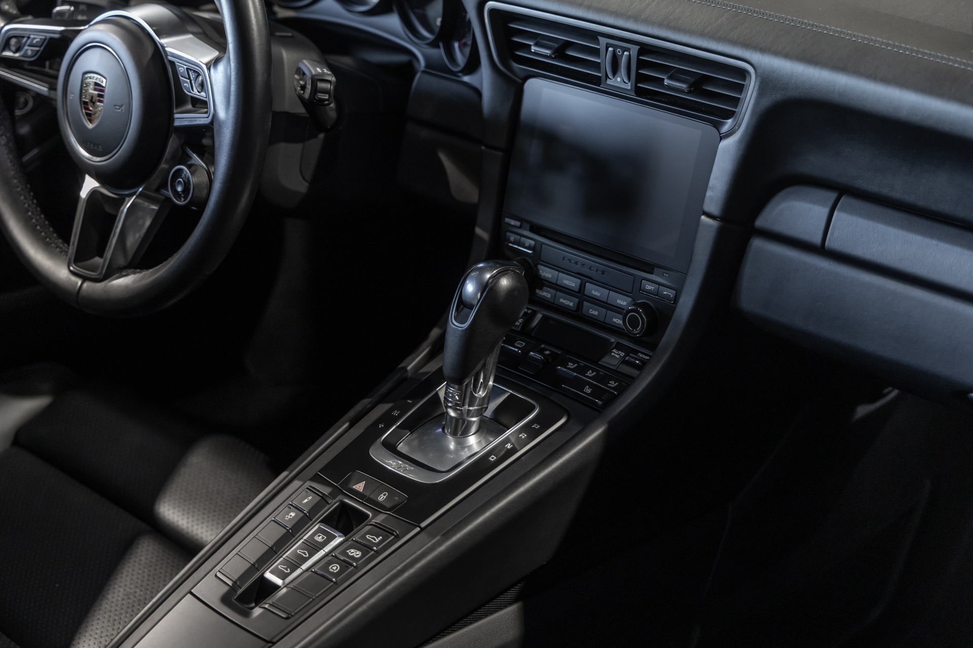 Tableau de bord – PORSCHE – 911 991.2 Carrera 4s – 2016 – Gris Argent GT – 45 900 km – 420 ch – Flat 6 bi-turbo – Transmission : Séquentielle – Origine Allemagne – Privaty Cars – Achat et vente de voitures de sport d’occasion proche de Nantes