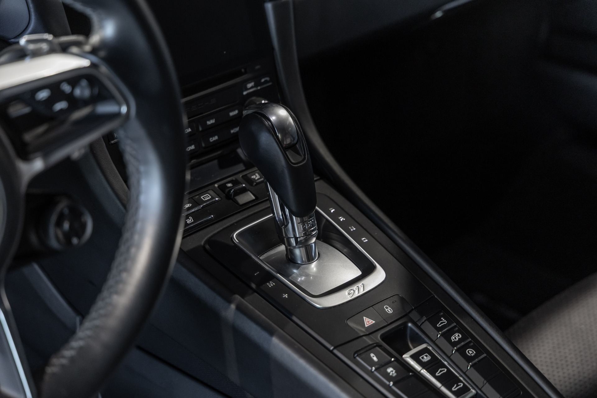 Levier de vitesses avec commandes intégrées – PORSCHE – 911 991.2 Carrera 4s – 2016 – Gris Argent GT – 45 900 km – 420 ch – Flat 6 bi-turbo – Transmission : Séquentielle – Origine Allemagne – Privaty Cars – Achat et vente de voitures de sport d’occasion près de Niort