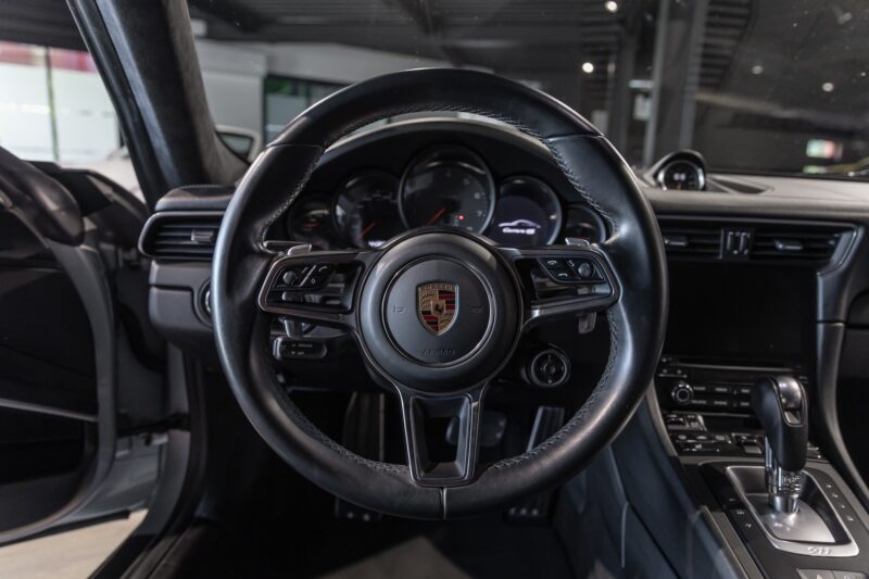 Volant – PORSCHE – 911 991.2 Carrera 4s – 2016 – Gris Argent GT – 45 900 km – 420 ch – Flat 6 bi-turbo – Transmission : Séquentielle – Origine Allemagne – Privaty Cars – Négoce de véhicules GT et sportives d’exception en Charente-Maritime