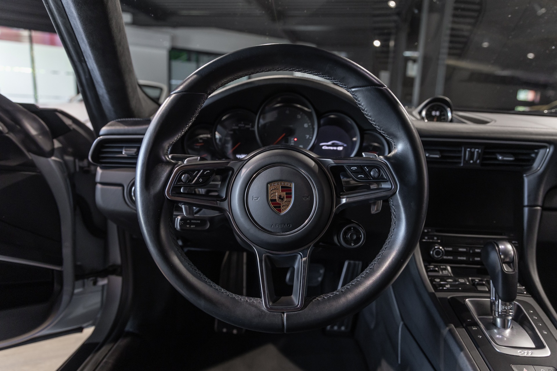 Volant – PORSCHE – 911 991.2 Carrera 4s – 2016 – Gris Argent GT – 45 900 km – 420 ch – Flat 6 bi-turbo – Transmission : Séquentielle – Origine Allemagne – Privaty Cars – Négoce de véhicules GT et sportives d’exception en Charente-Maritime