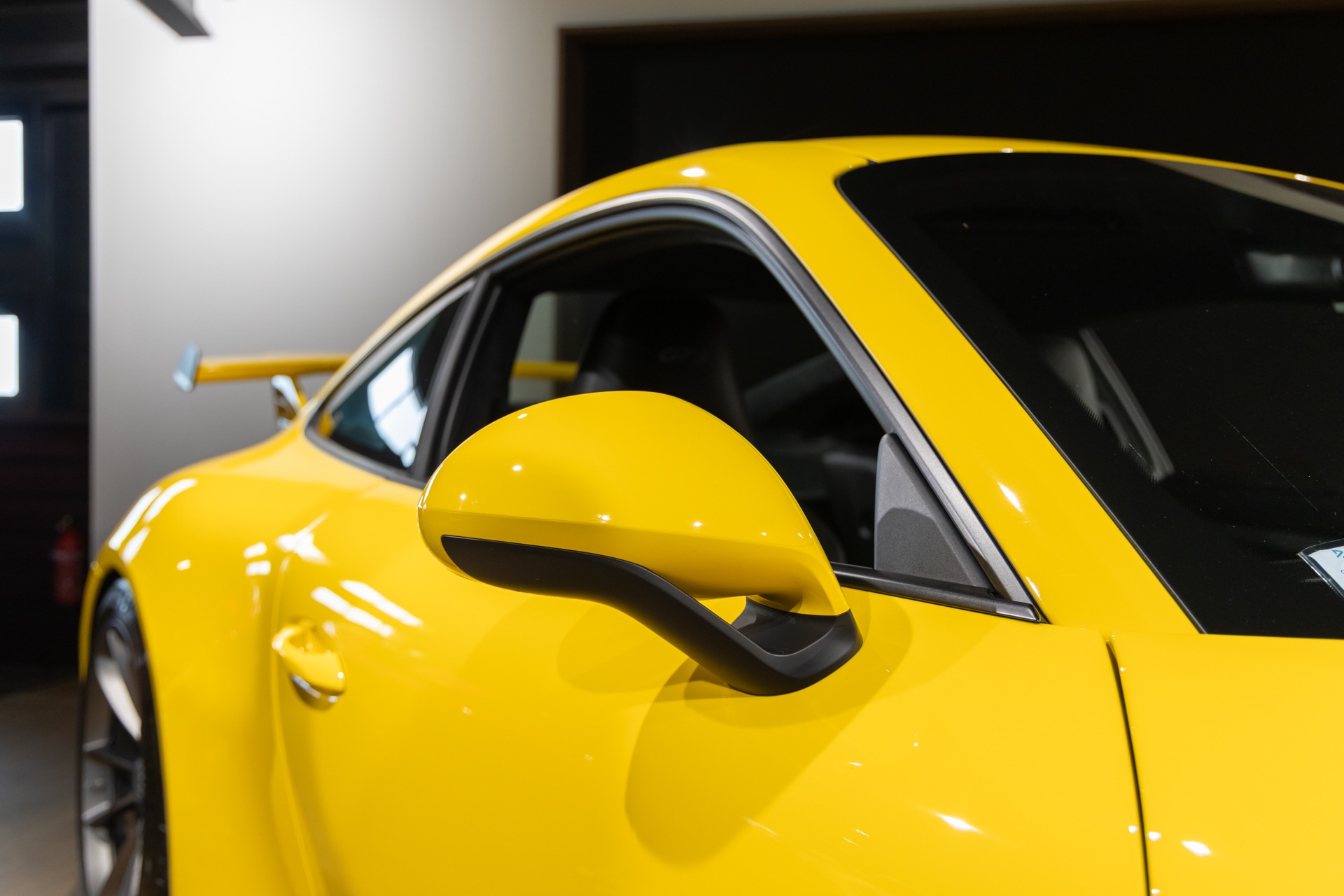Carrosserie – PORSCHE – Porsche 911 991.2 GT3 – 2018 – Jaune Racing – 16 300 km – 500 ch – FLAT 6 Atmo – Transmission : Manuelle – Origine Suède – Privaty Cars – Achat et vente de supercars d’occasion dans l’Ouest de la France