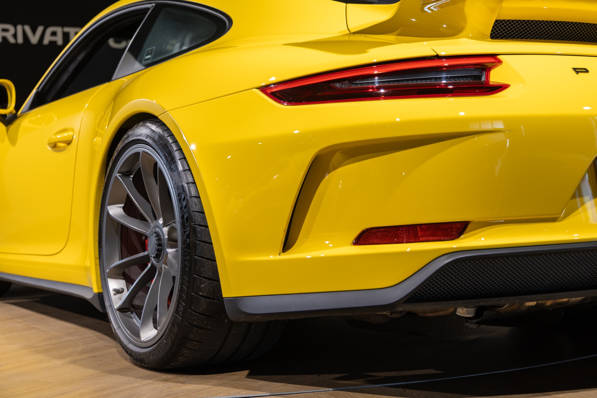 Carrosserie – PORSCHE – Porsche 911 991.2 GT3 – 2018 – Jaune Racing – 16 300 km – 500 ch – FLAT 6 Atmo – Transmission : Manuelle – Origine Suède – Privaty Cars – Chasseur de voitures de sport sur mesure proche de Bordeaux