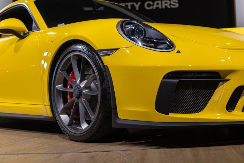 Carrosserie – PORSCHE – Porsche 911 991.2 GT3 – 2018 – Jaune Racing – 16 300 km – 500 ch – FLAT 6 Atmo – Transmission : Manuelle – Origine Suède – Privaty Cars – Recherche personnalisée de modèles PORSCHE à 2 heures de Paris en TGV