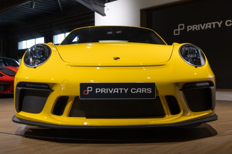 Phares ronds avec éclairage LED – PORSCHE – Porsche 911 991.2 GT3 – 2018 – Jaune Racing – 16 300 km – 500 ch – FLAT 6 Atmo – Transmission : Manuelle – Origine Suède – Privaty Cars – Sélection de véhicules PORSCHE disponibles proche de Nantes