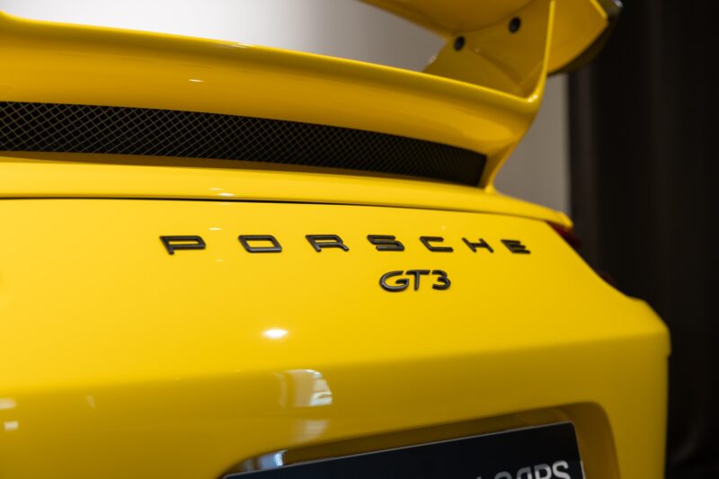 Carrosserie – PORSCHE – Porsche 911 991.2 GT3 – 2018 – Jaune Racing – 16 300 km – 500 ch – FLAT 6 Atmo – Transmission : Manuelle – Origine Suède – Privaty Cars – Conciergerie automobile pour véhicules de sport en Nouvelle-Aquitaine