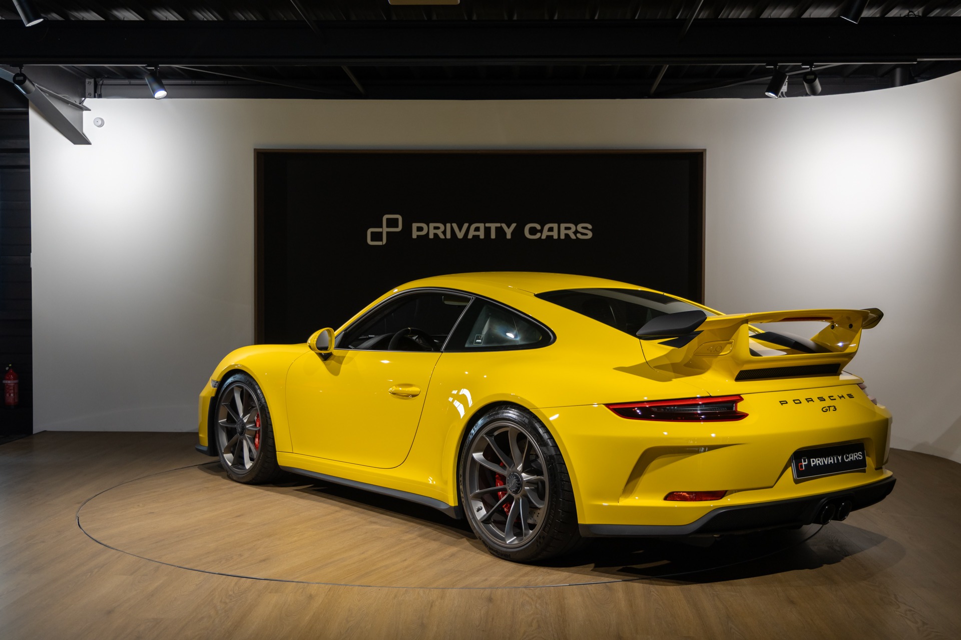 Aileron arrière avec double étage – PORSCHE – Porsche 911 991.2 GT3 – 2018 – Jaune Racing – 16 300 km – 500 ch – FLAT 6 Atmo – Transmission : Manuelle – Origine Suède – Privaty Cars – Intermédiaire de confiance vente voiture sport dans l’Ouest de la France