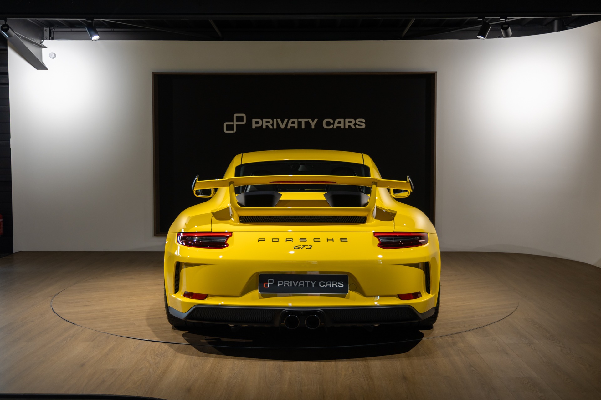 Vue arrière avec aileron proéminent – PORSCHE – Porsche 911 991.2 GT3 – 2018 – Jaune Racing – 16 300 km – 500 ch – FLAT 6 Atmo – Transmission : Manuelle – Origine Suède – Privaty Cars – Conciergerie automobile pour véhicules de sport entre Bordeaux et Nantes