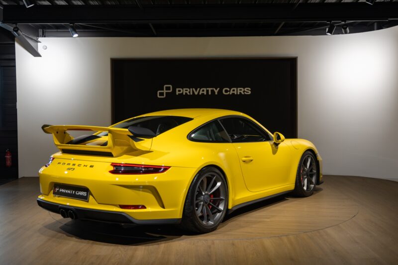 Aileron arrière proéminent – PORSCHE – Porsche 911 991.2 GT3 – 2018 – Jaune Racing – 16 300 km – 500 ch – FLAT 6 Atmo – Transmission : Manuelle – Origine Suède – Privaty Cars – Rachat de Porsche et Ferrari d’occasion en Charente-Maritime