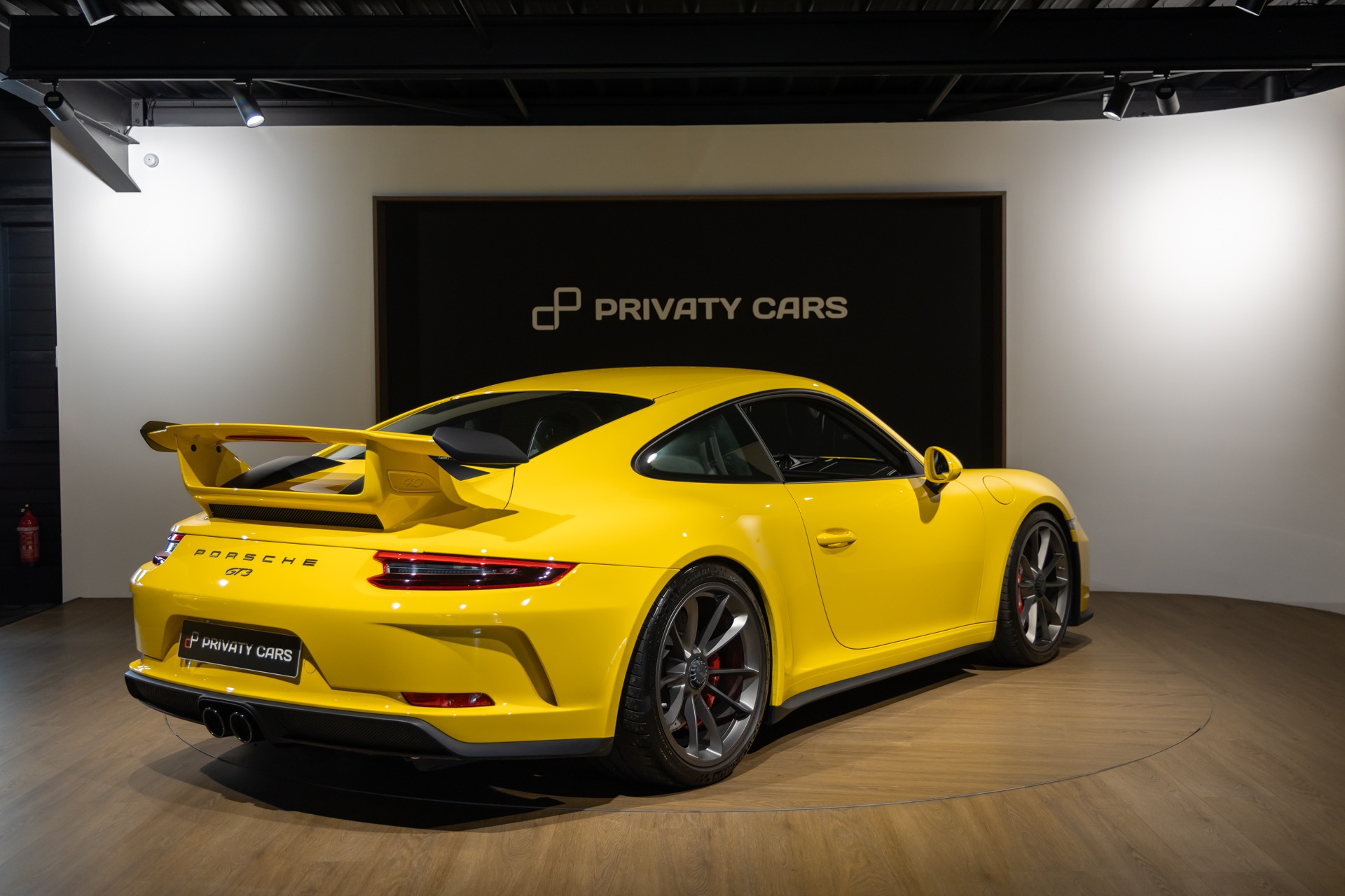 Aileron arrière proéminent – PORSCHE – Porsche 911 991.2 GT3 – 2018 – Jaune Racing – 16 300 km – 500 ch – FLAT 6 Atmo – Transmission : Manuelle – Origine Suède – Privaty Cars – Rachat de Porsche et Ferrari d’occasion en Charente-Maritime