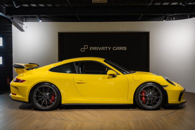 Vue latérale avec aileron arrière – PORSCHE – Porsche 911 991.2 GT3 – 2018 – Jaune Racing – 16 300 km – 500 ch – FLAT 6 Atmo – Transmission : Manuelle – Origine Suède – Privaty Cars – Vente de supercars d’occasion dans l’Ouest de la France