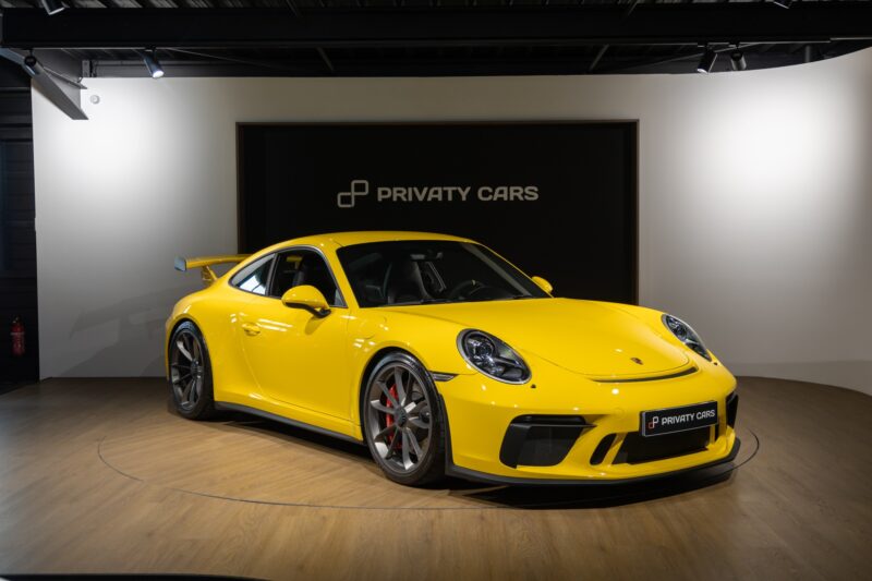 Vue latérale avec aileron arrière – PORSCHE – Porsche 911 991.2 GT3 – 2018 – Jaune Racing – 16 300 km – 500 ch – FLAT 6 Atmo – Transmission : Manuelle – Origine Suède – Privaty Cars – Recherche de supercars hors marché à 2 heures de Paris en TGV