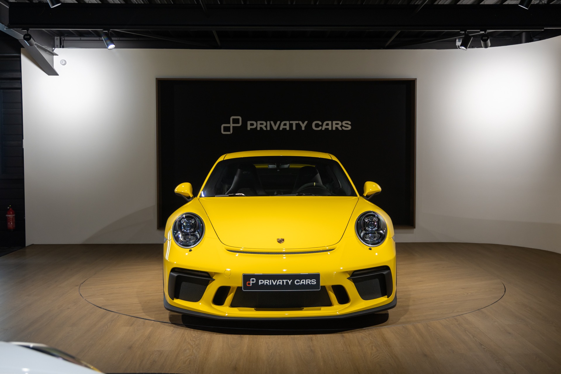 Vue avant avec phares ronds – PORSCHE – Porsche 911 991.2 GT3 – 2018 – Jaune Racing – 16 300 km – 500 ch – FLAT 6 Atmo – Transmission : Manuelle – Origine Suède – Privaty Cars – Rachat cash de voitures de sport d’occasion près de Poitiers