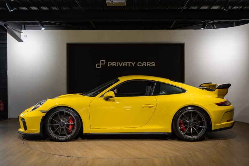 Vue latérale avec aileron arrière – PORSCHE – Porsche 911 991.2 GT3 – 2018 – Jaune Racing – 16 300 km – 500 ch – FLAT 6 Atmo – Transmission : Manuelle – Origine Suède – Privaty Cars – Achat et vente de supercars d’occasion en Nouvelle-Aquitaine
