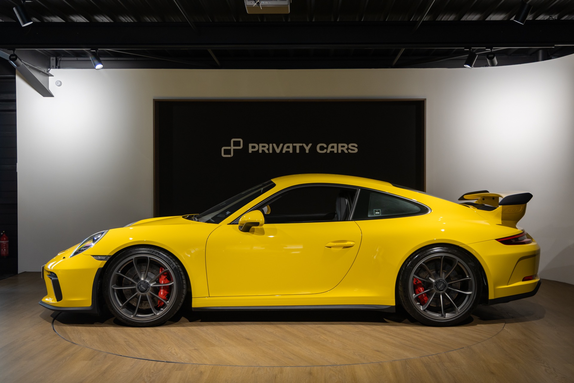 Vue latérale avec aileron arrière – PORSCHE – Porsche 911 991.2 GT3 – 2018 – Jaune Racing – 16 300 km – 500 ch – FLAT 6 Atmo – Transmission : Manuelle – Origine Suède – Privaty Cars – Achat et vente de supercars d’occasion en Nouvelle-Aquitaine