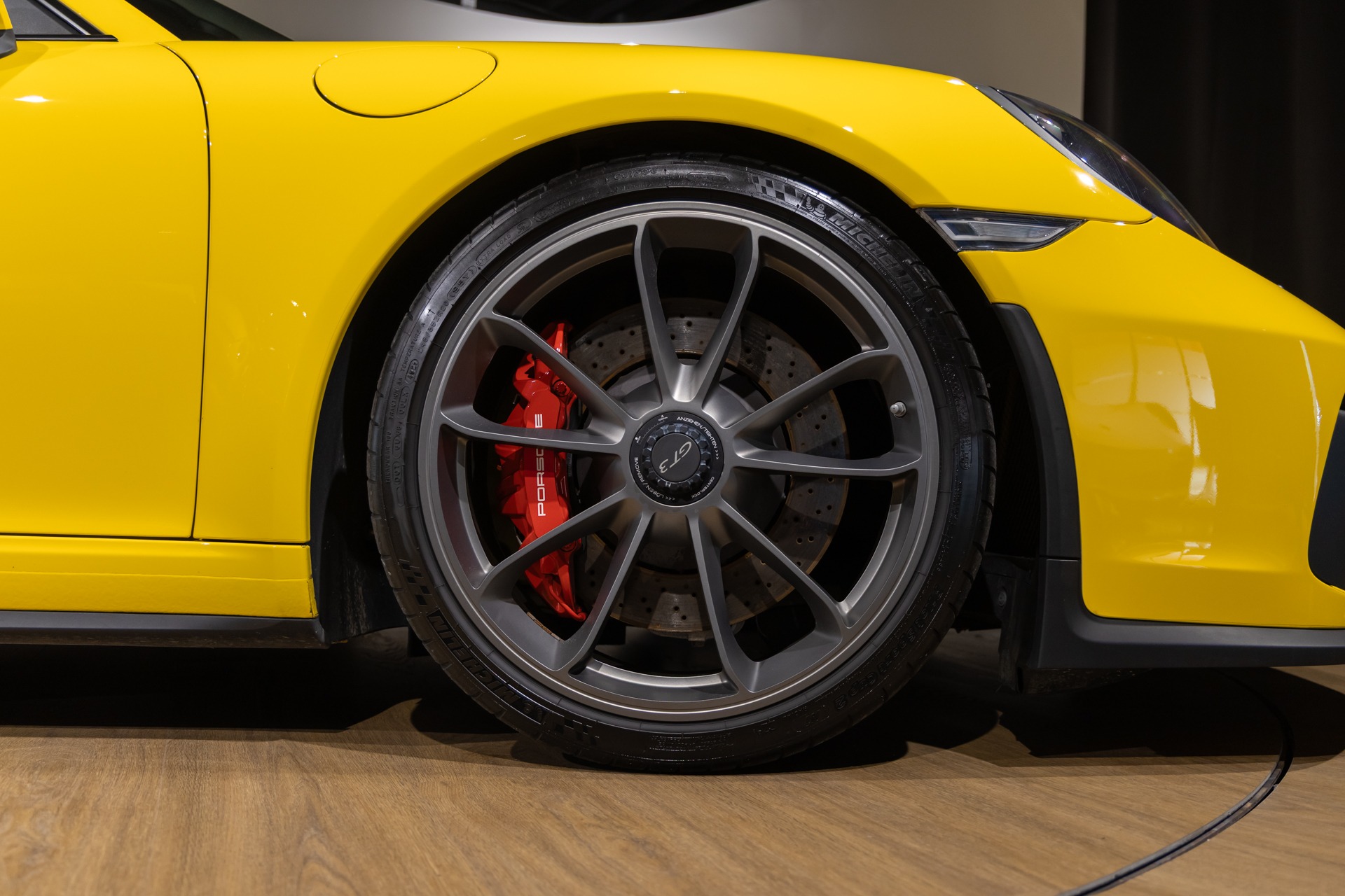 Jantes – PORSCHE – Porsche 911 991.2 GT3 – 2018 – Jaune Racing – 16 300 km – 500 ch – FLAT 6 Atmo – Transmission : Manuelle – Origine Suède – Privaty Cars – Rachat express de supercars et hypercars à 2 heures de Paris en TGV