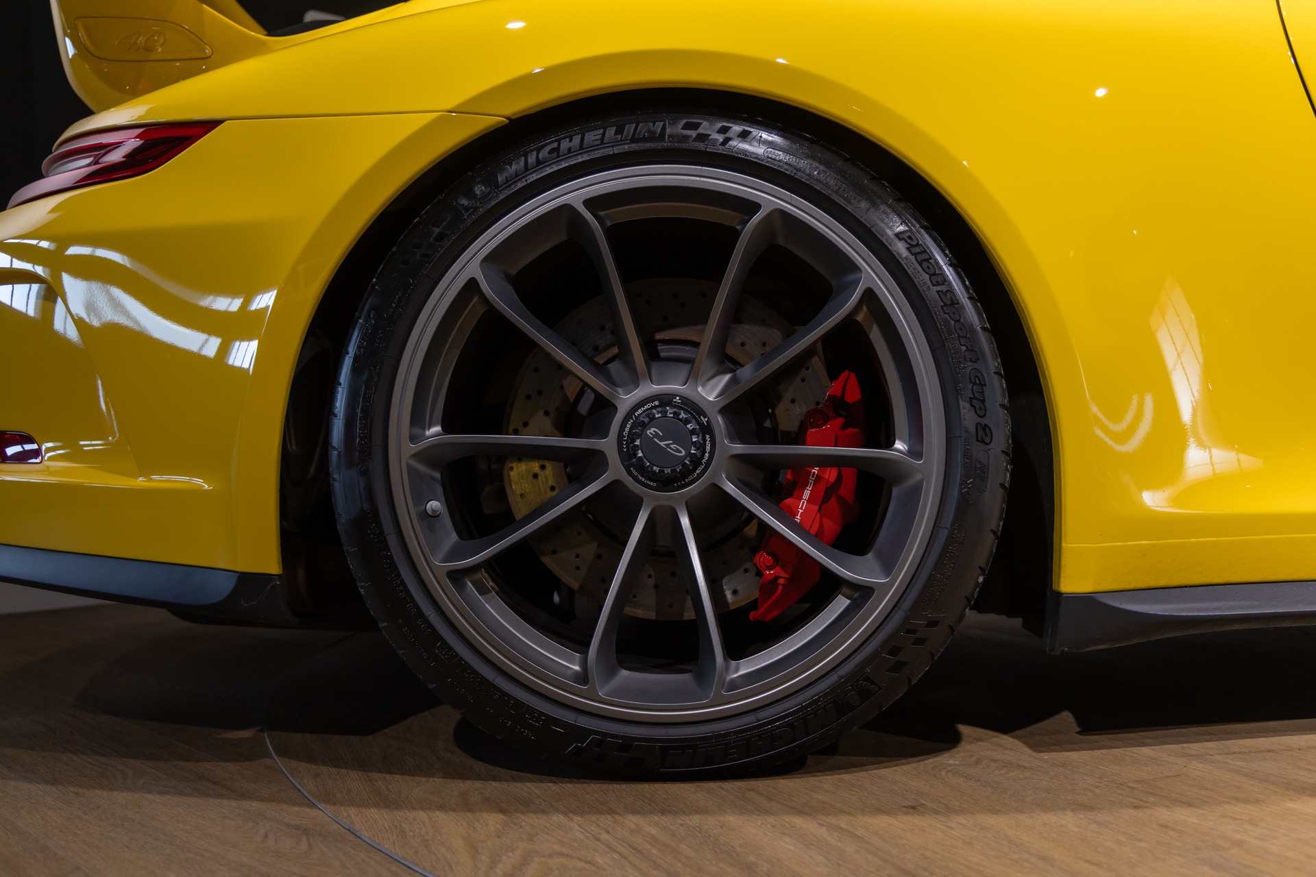 Jantes – PORSCHE – Porsche 911 991.2 GT3 – 2018 – Jaune Racing – 16 300 km – 500 ch – FLAT 6 Atmo – Transmission : Manuelle – Origine Suède – Privaty Cars – Spécialiste des voitures de luxe d’occasion à 2 heures de Paris en TGV