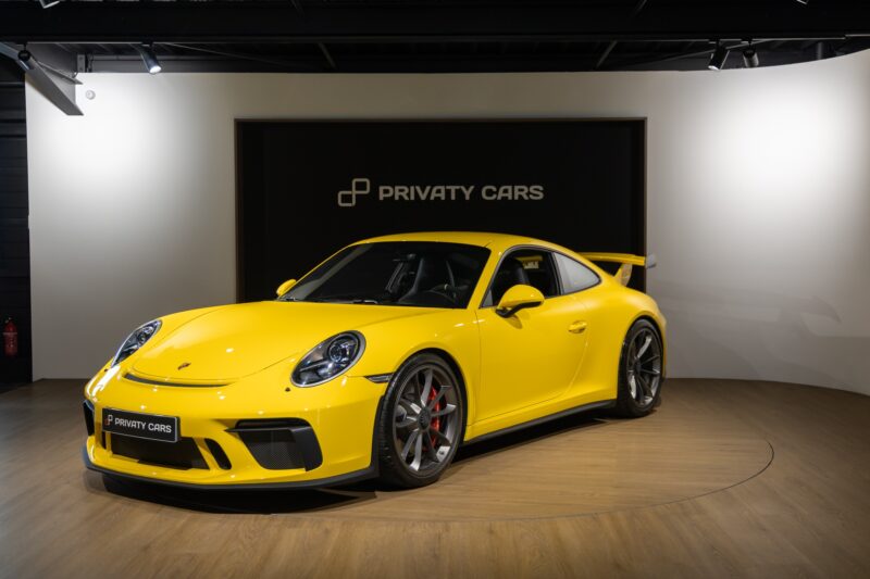 À vendre – PORSCHE – Porsche 911 991.2 GT3 – 2018 – Jaune Racing – 16 300 km – 500 ch – FLAT 6 Atmo – Transmission : Manuelle – Photo principale – Origine Suède – Privaty Cars – Vente de véhicules d’investissement et de collection dans l’Ouest de la France