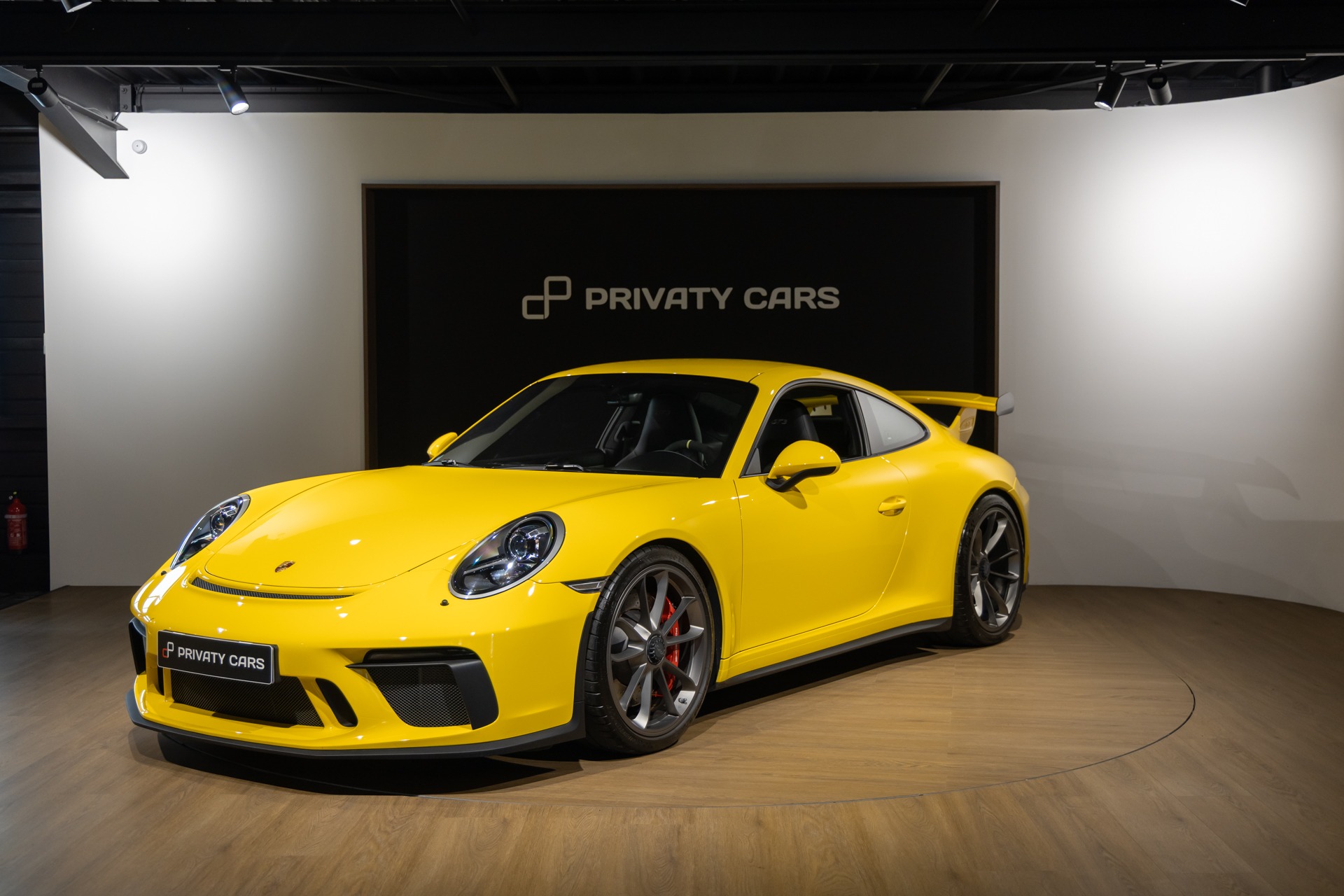 À vendre – PORSCHE – Porsche 911 991.2 GT3 – 2018 – Jaune Racing – 16 300 km – 500 ch – FLAT 6 Atmo – Transmission : Manuelle – Photo principale – Origine Suède – Privaty Cars – Vente de véhicules d’investissement et de collection dans l’Ouest de la France